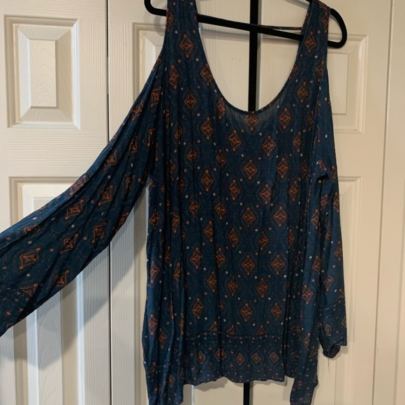 Cold shoulder torrid top size 4 - Picture 3 of 5